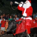 Papai Noel pantaneiro chega montado em touro e com berrante no interior de MS