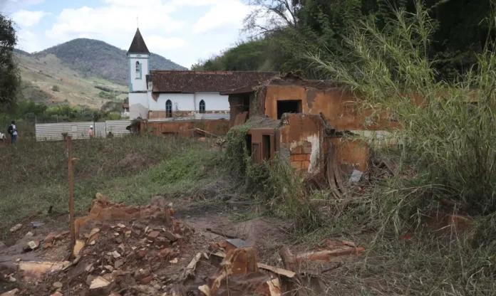 casa_destruida_no_distrito_de_barra_longa_-_foto_jose_cruz