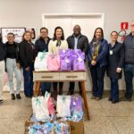 FAC e Primeira-Dama entregam 100 kits de higiene ao Hospital Soriano Corrêa da Silva para acolher pacientes em situação de vulnerabilidade.