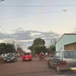 Jovem monitorado por tornozeleira eletrônica é executado a tiros em Maracaju; criança é baleada durante ataque